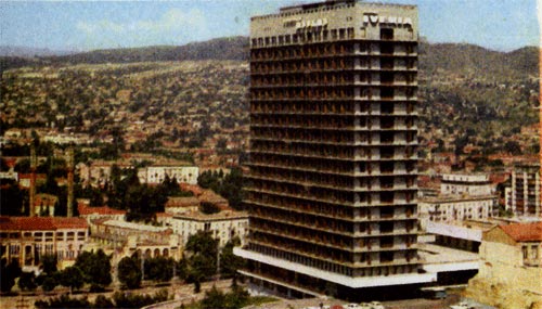 Грузия — республика не только мощной индустрии и развитого сельского хозяйства Она известна и как один из популярнейших курортных районов СССР Гостиница «Иверия» в Тбилиси 