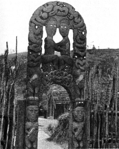 На одном из островов близ г. Роторуа сохраняется заповедный поселок маори — музей под открытым небом. Резные ворота перед поселком